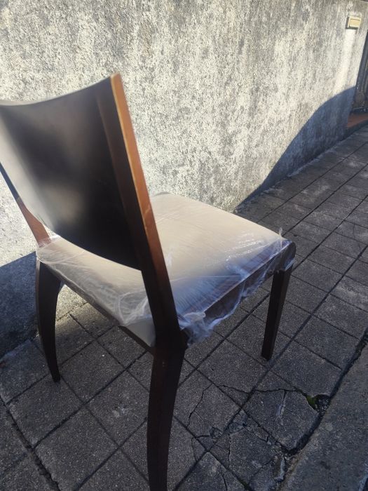 2 cadeiras de sala maciça, com estofo novo