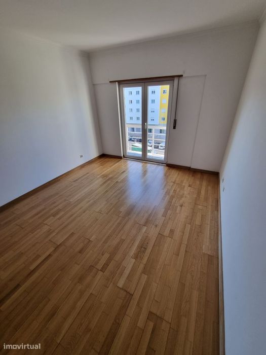 Apartamento T3 com garagem no Prior Velho