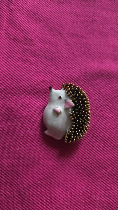 Broszka jeżyk brązowy.