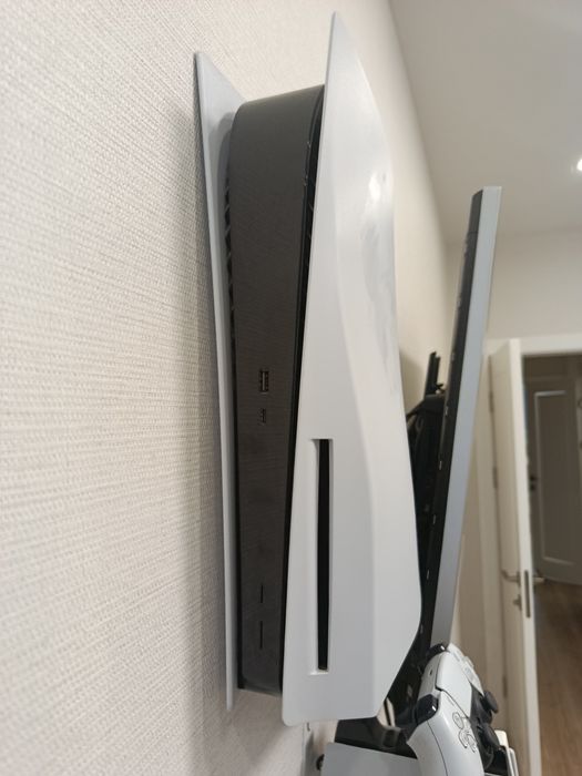 Ps5 з 2 джойстиками безпровідною зарядкою і кріпленням на стіну