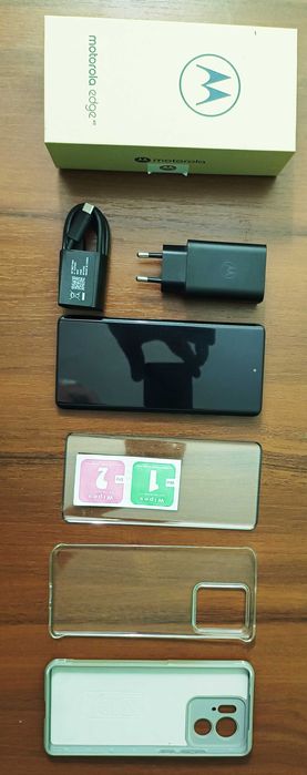 Motorola Edge 40 8/256GB Black состояние отличное + чехлы стекло