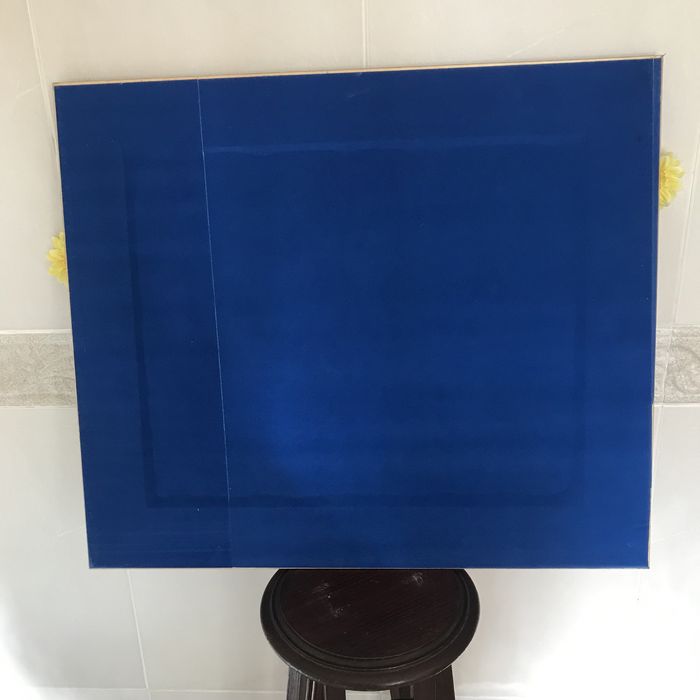 Tabuleiro com bordade de castelo branco e pegas em vidro