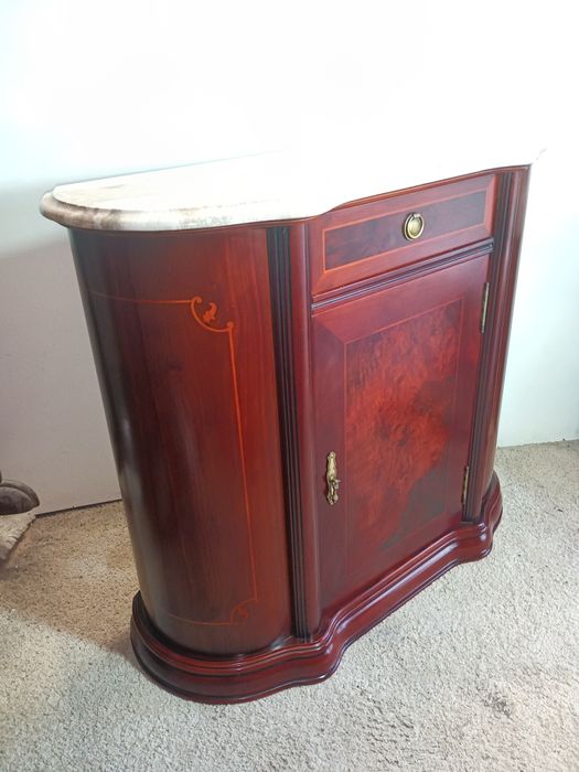 Móvel sapateira em raiz de cerejeira com pedra em granito.
Completamen