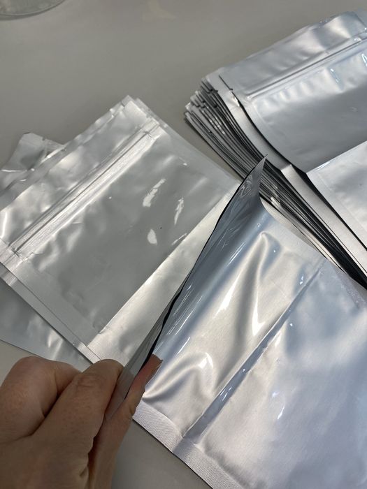 Пакеты с зип застёжкой.