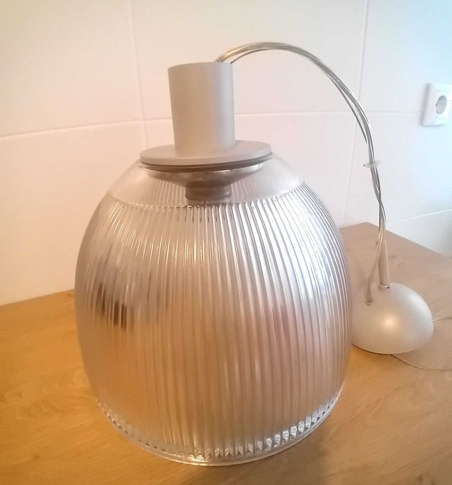 Candeeiro de tecto em vidro grosso, rigorosamente impecável