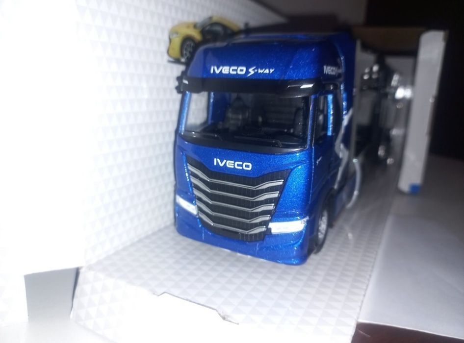 Bburago laweta Iveco+ Audi RS e-tron, skala 1:43