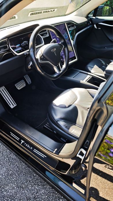Tesla Model S85 free supercharger