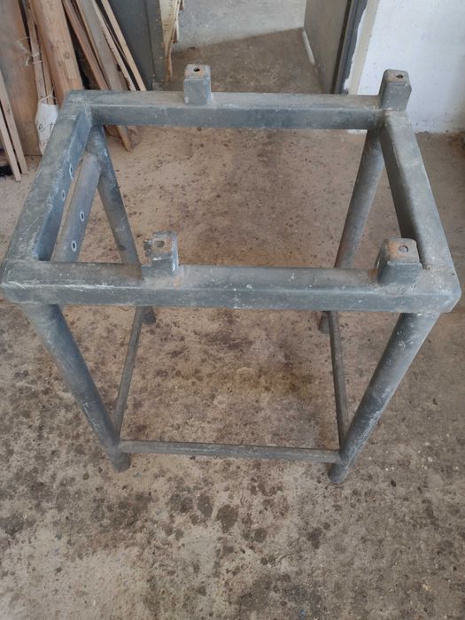 Postument pod maszynę.