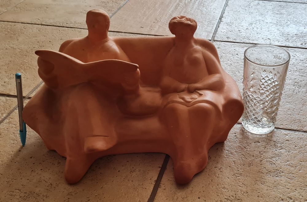 Estatueta decorativa em barro natural