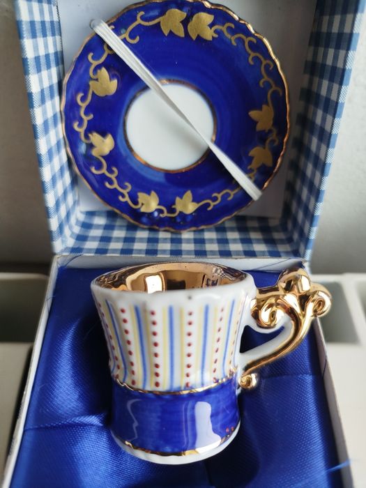 Chávena de porcelana com pires