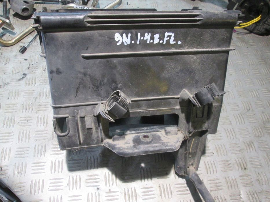 OBUDOWA AKUMULATORA PODSTAWA VW POLO 9N IV 1.4 B 05- 6Q0915419G