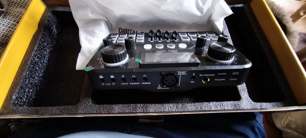 Mesa de mistura com microfone condensador