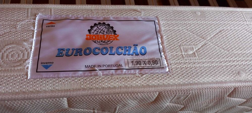 Cama de solteiro em madeira maciça com gavetão