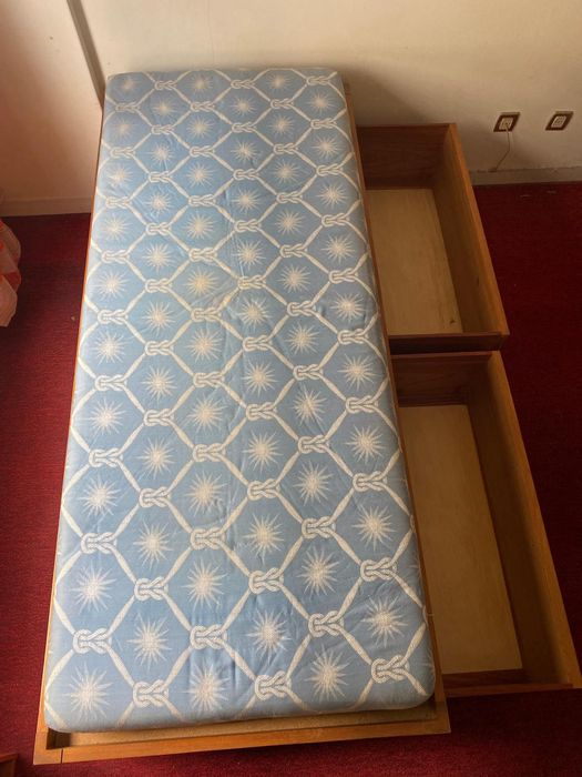 Cama de solteiro com gavetas