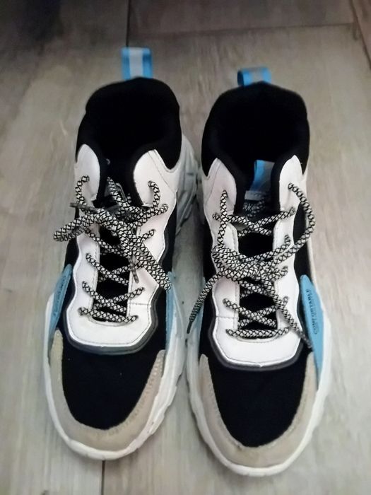 Buty sportowe na platformie 40/26cm.