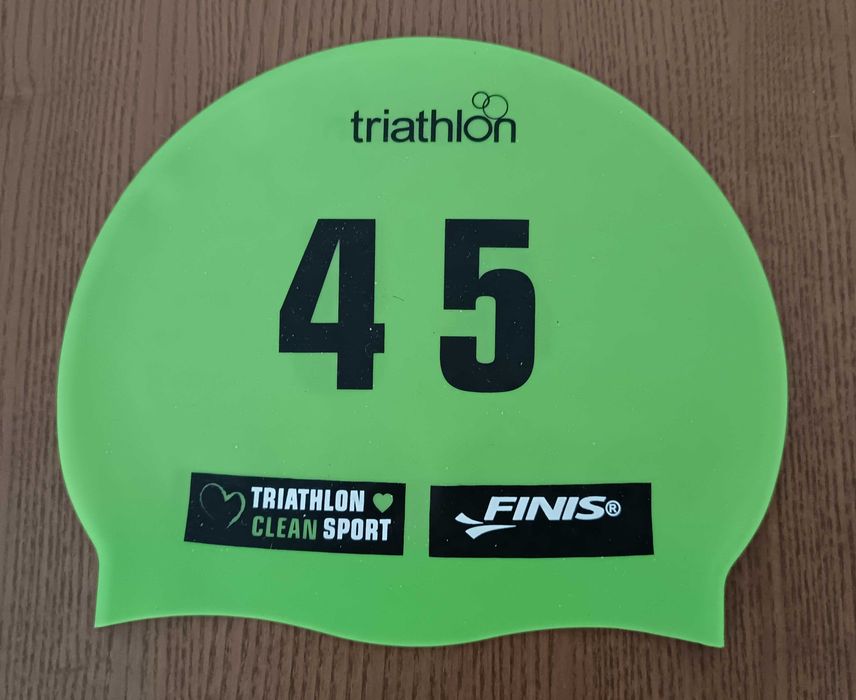 Touca de natação, de silicone, de uma etapa da Taça do Mundo de Triatlo, marca Finis, em estado novo.
