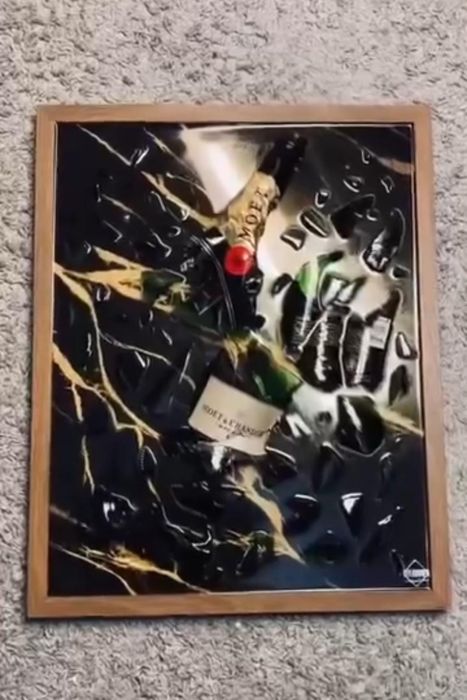 Quadros detalhados com garrafa