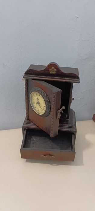 Relógio de mesa em madeira