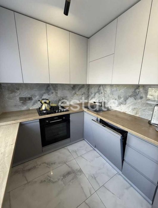 Продам трикімнатну квартиру на Салтівці по Амосова у тихому районі