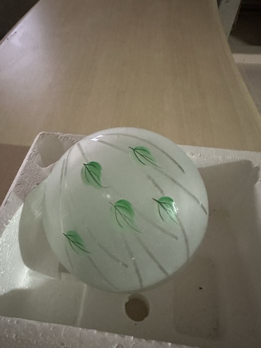 Люстры в стиле хайтек, из матового стекла , в идеальном состояние .