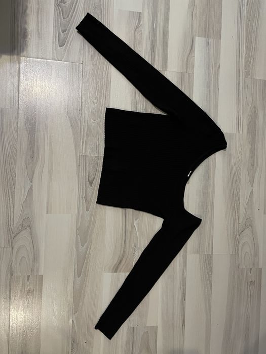 Кофта зі спущеним плечем