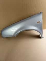 VW Golf 4 błotnik lewy srebrny LB7Z - uszkodzony