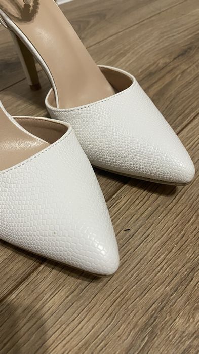 Весільні білі туфлі