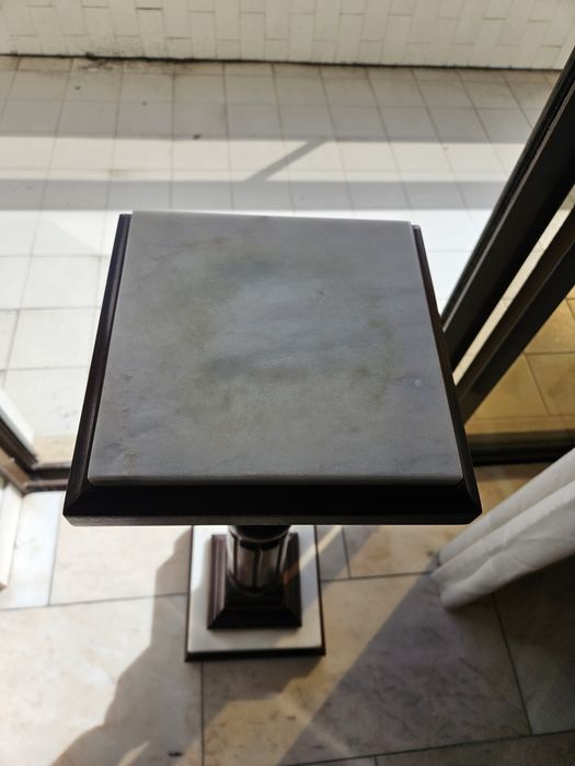 Coluna em mármore e madeira