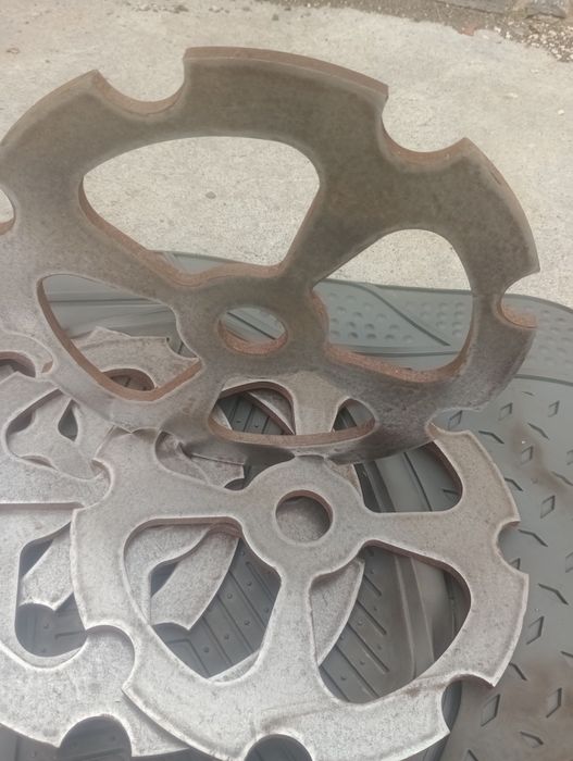 Krążki  średnica 28 cm . Stal.