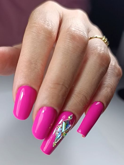 Stylizacja paznokci. Manicure i pedicure. Hybryda, żel