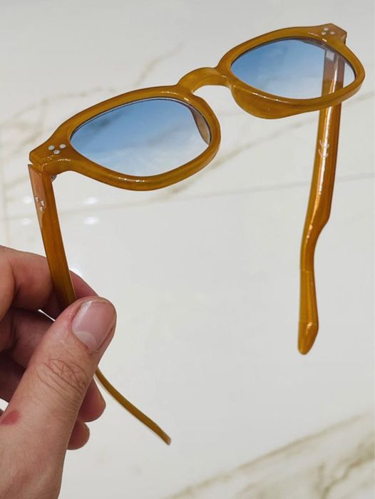 Óculos de sol vintage com lentes em azul claro