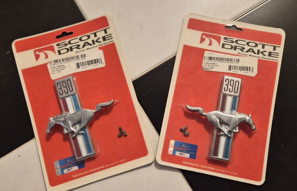 Par Emblemas Ford Mustang 1967–68 Running Horse 390 – Scott Drake