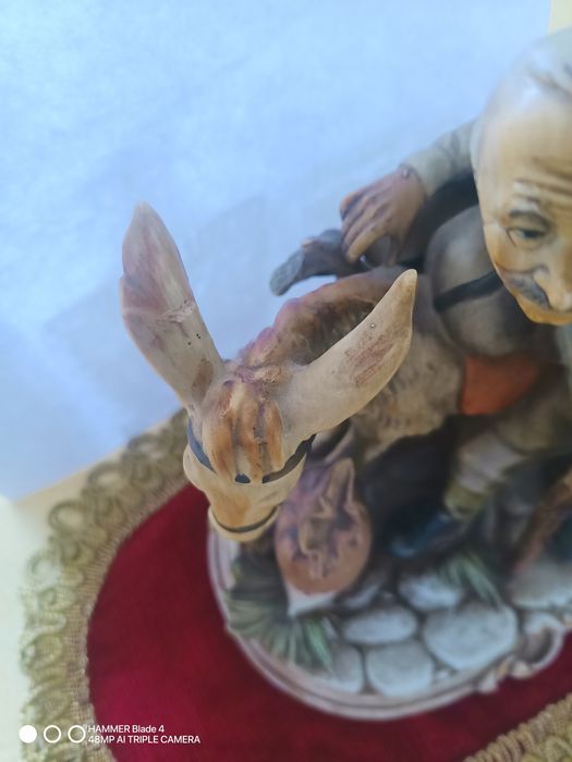 Figurka porcelanowa starzec z osiłkiem