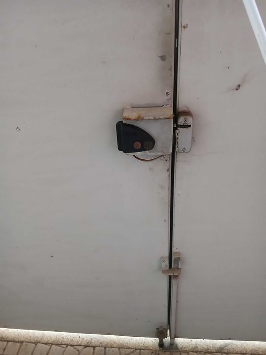 Portão com fechadura automática