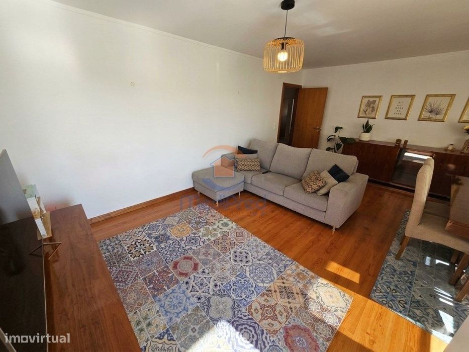 Apartamento T2 com Varanda, Parqueamento e Arrecadação | Alta de Li...