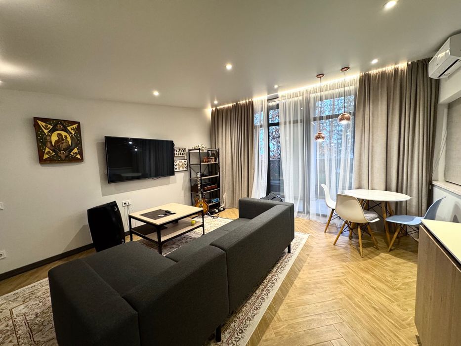 Оренда вишуканого будинку на закритій території з басейном Тарасівка