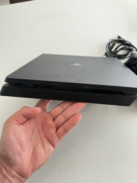 Playstation 4 Slim de 1TB + 2 comandos
