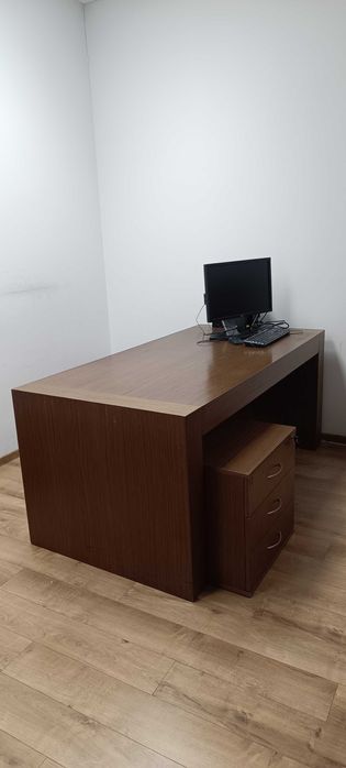 Biurko gabinetowe z kontenerkiem zamykanym