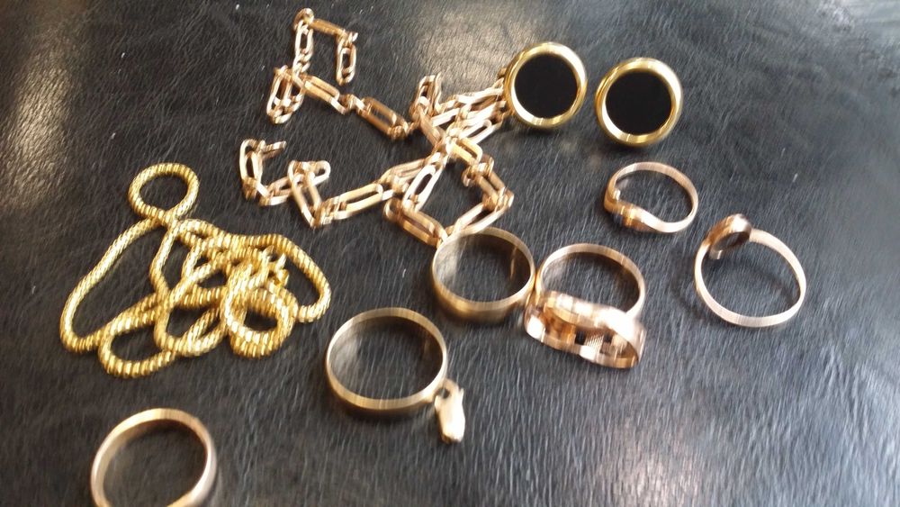 Zlom zlota 140 gram .Cena 370 zl /gram.Proba 14k 585.