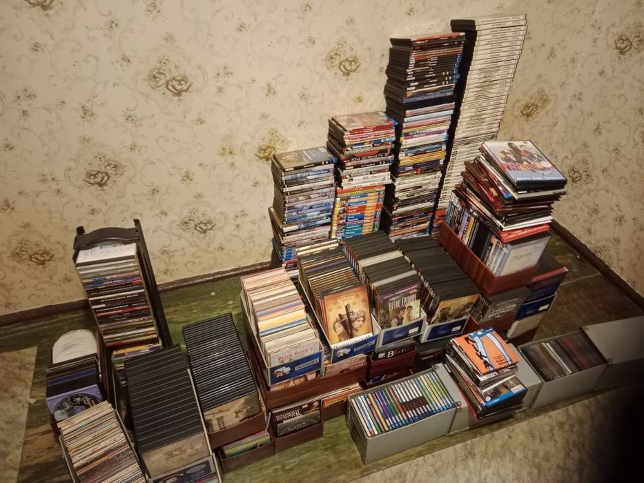 Sprzedam książki,encyklopedie ,płyty,CD,DVD.Gazety Wojenne i inne.