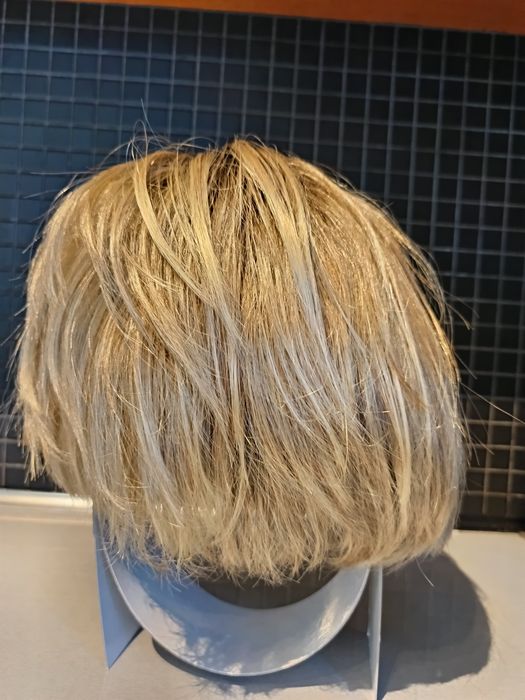 Krótka blond peruka