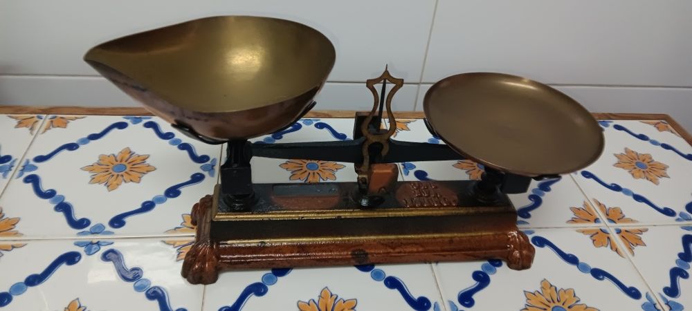 Balança Antiga de 2kg Muito Original com Cepo de Pesos