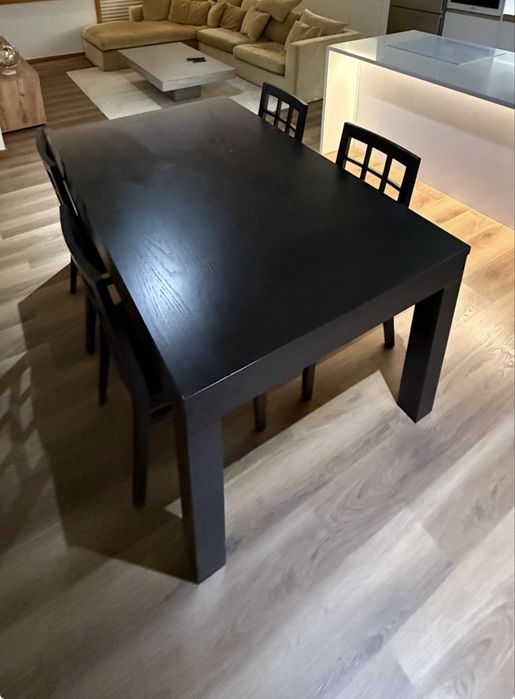 Mesa de sala com 4 cafeiras
