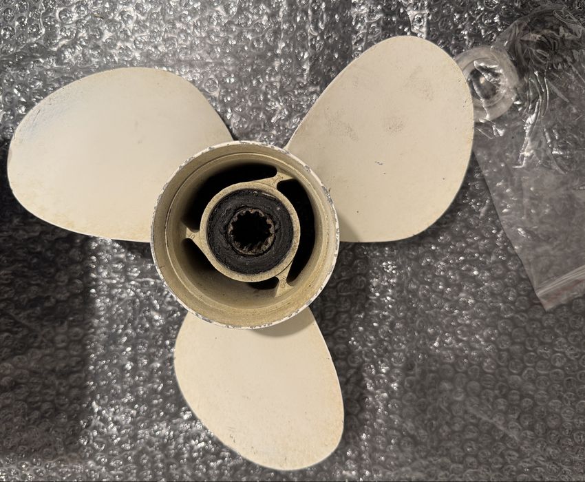 Śruba Yamaha 11 1/8 X 13 cali F50 F60 13 frezow