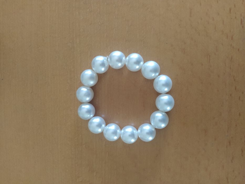 Pulseira branca efeito pérola de elástico