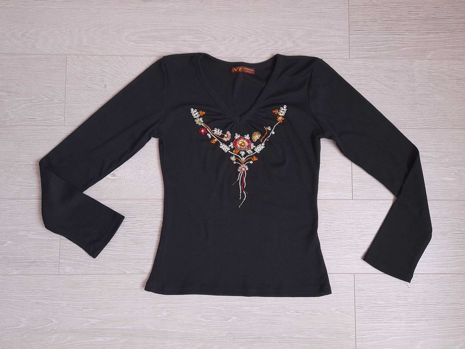 Czarny sweter damski wzór folk kwiaty haft bawełna pachy obwód 81 cm