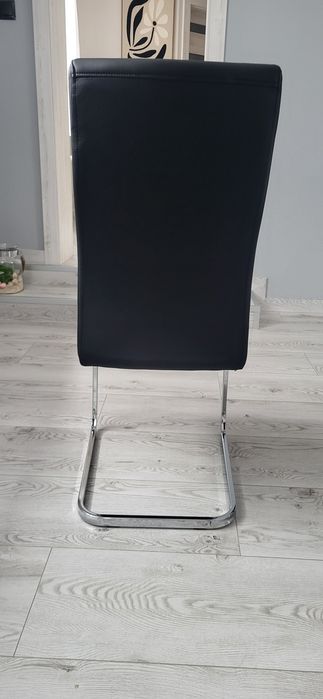 Czarne krzesła na płozach