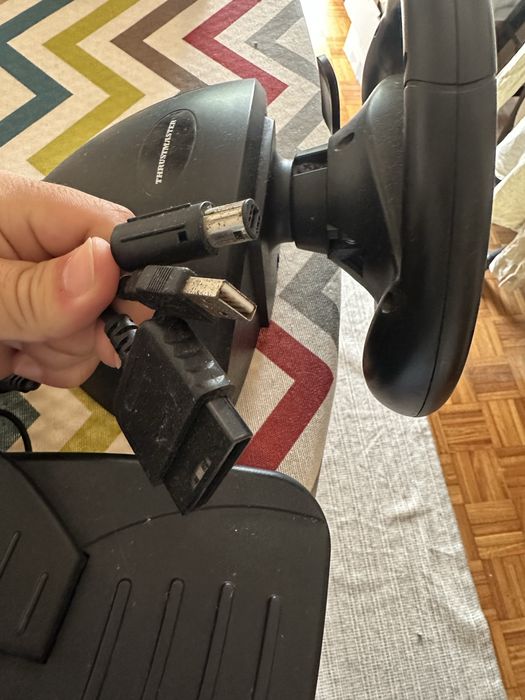 Volante e pedais PS2/USB Thrusmaster