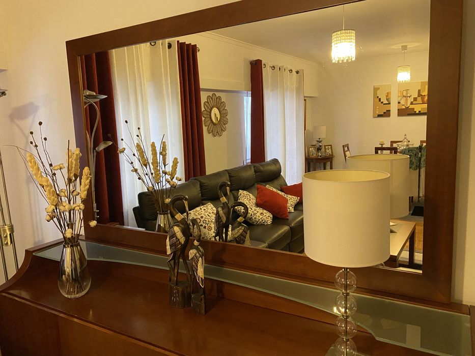 Aparador com espelho inserido em cerejeira como novo