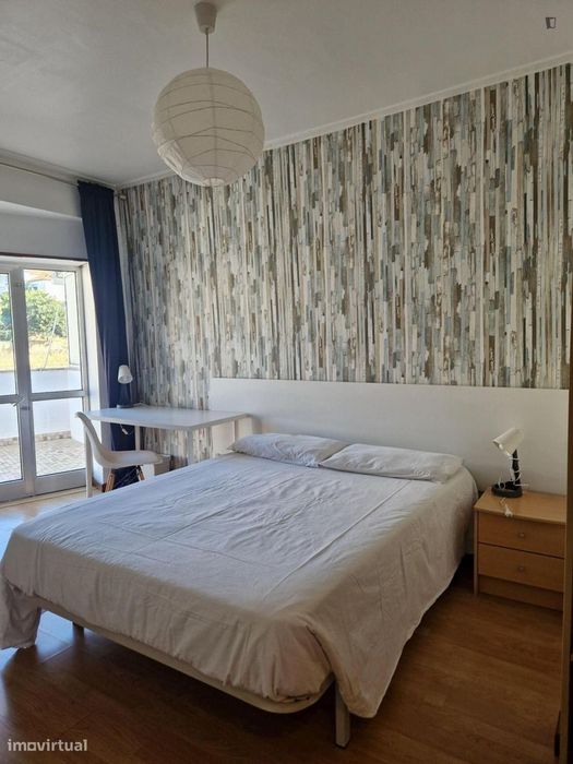 Quarto - localizado em  Coimbra